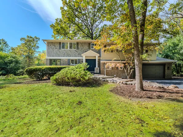 747 Oak Spring Ln, Libertyville, IL 60048