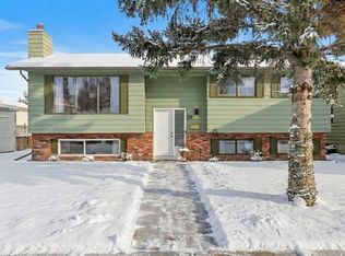 27 W Deercrest Close SE, Calgary, AB T2J 5S2