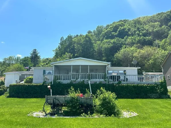 1909 Blue Heron Ln, Lansing, IA 52151
