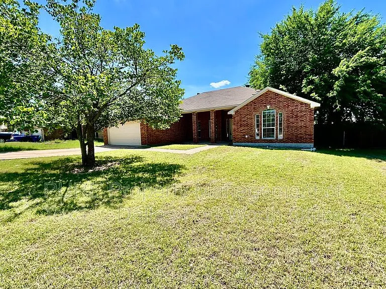 629 Madeline Ct — Photo 1