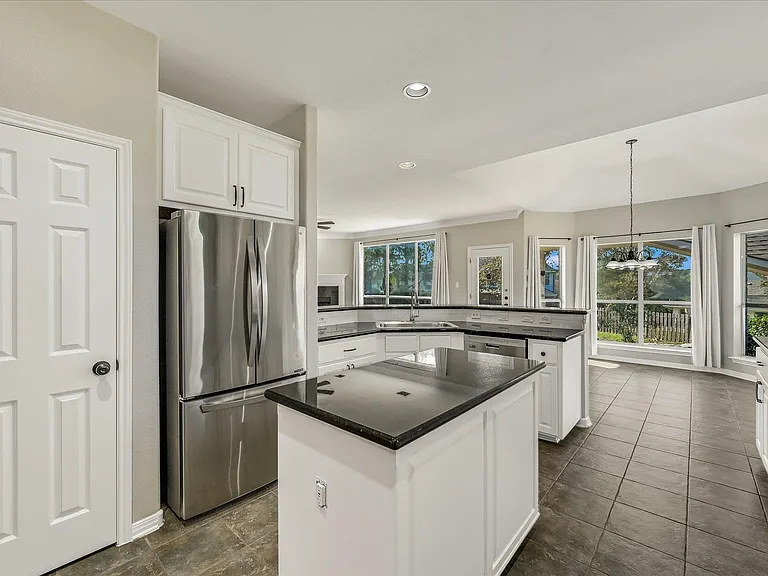 10802 Hastings Ln — Photo 9