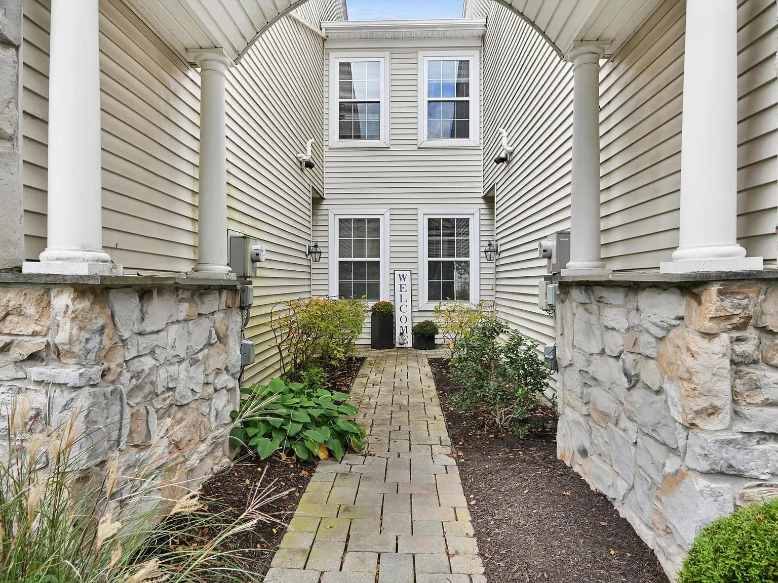 4 bed, 2.5 bath, 1686 sqft, $2,450 — Photo 2