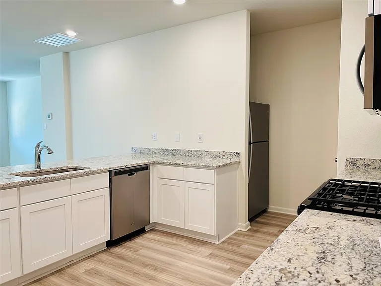229 Marsh Ln — Photo 6