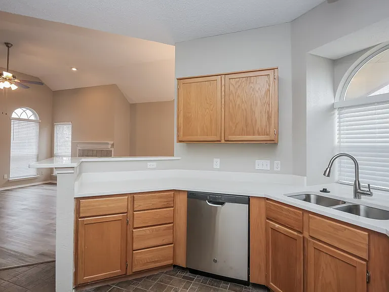 2124 Creek Royal Dr — Photo 7