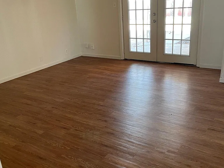109 SW Cindy Ln — Photo 2