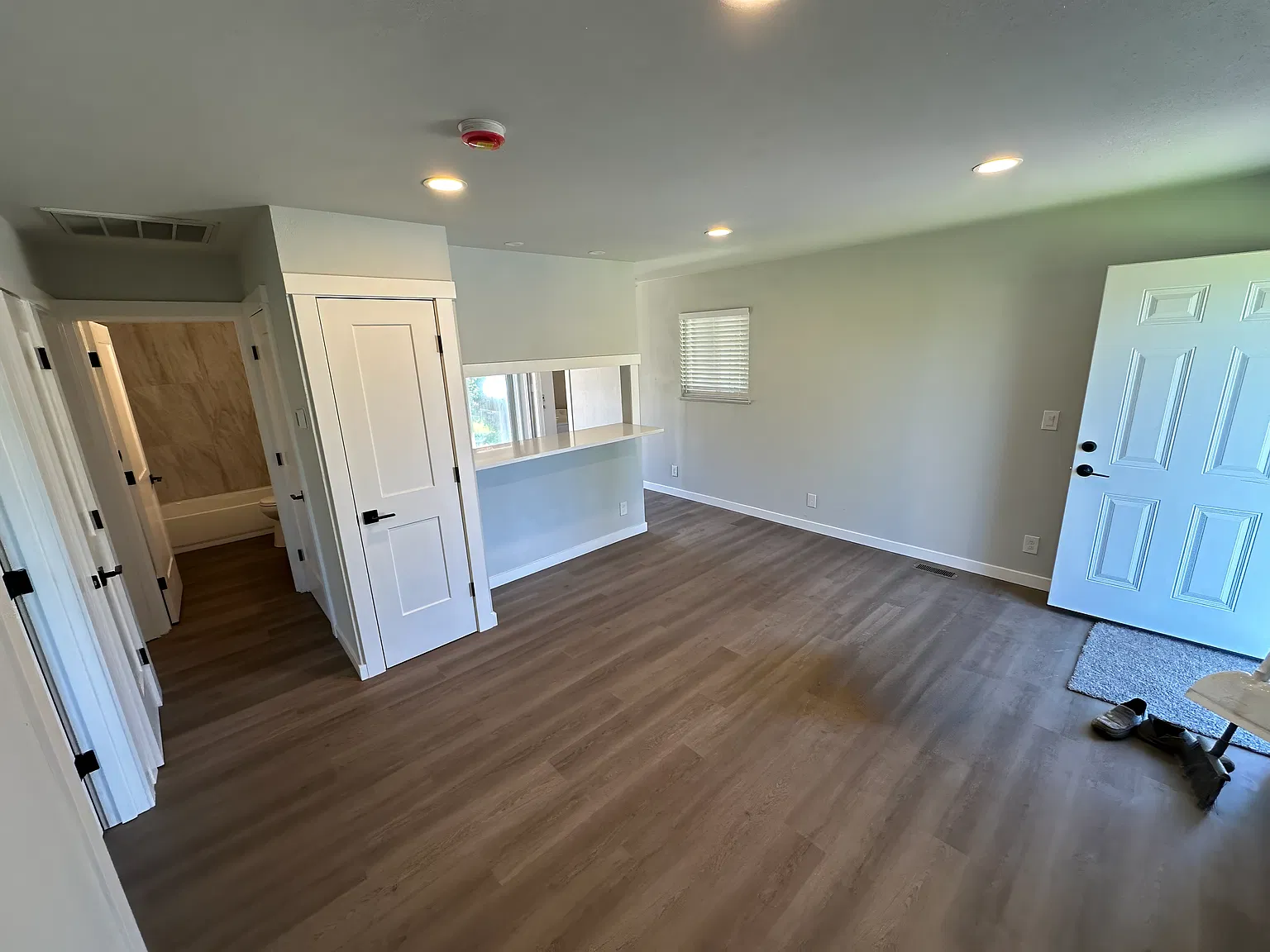 2 bed, 750 sqft, $2,100 — Photo 2