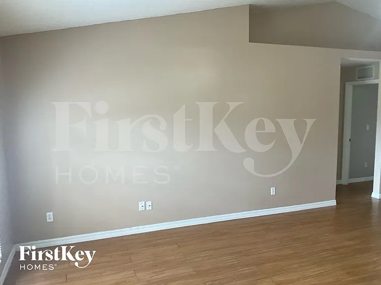 2108 NE 15th Pl — Photo 5