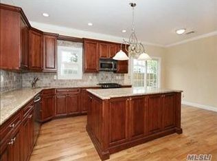17 Charlotte Pl, Plainview, NY 11803
