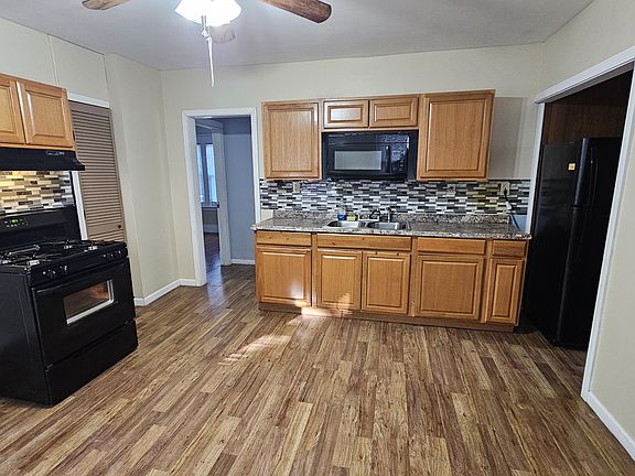 Kitchen comes w/ Stove & Refrigerator & Microwave Oven