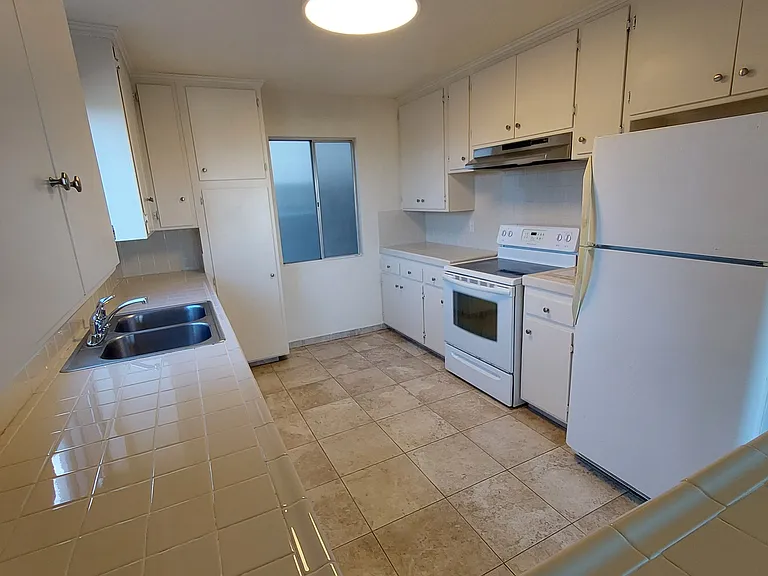 663 W 29th St #3 — Photo 8