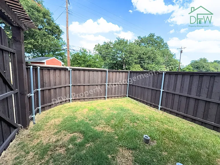 302 Julia Ln — Photo 32