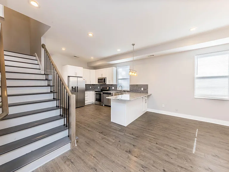 800 E Cherry St — Photo 4