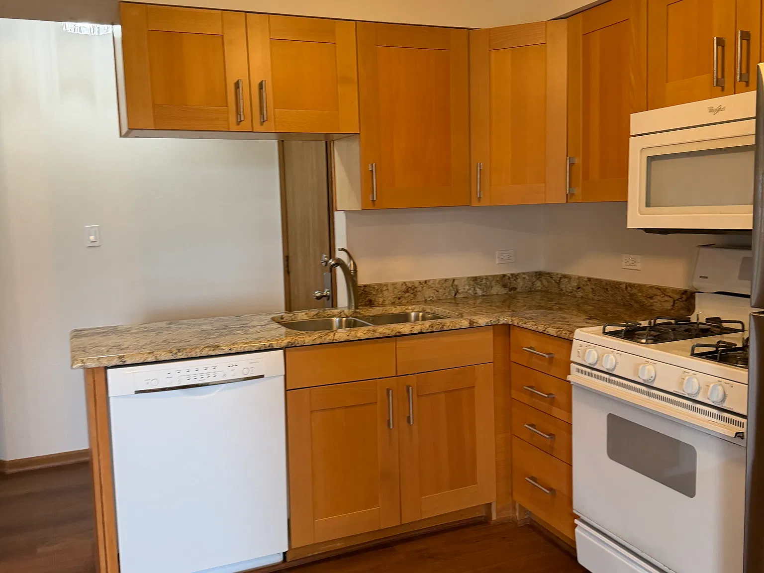 2 bed, 1.5 bath, 948 sqft, $1,950 — Photo 2