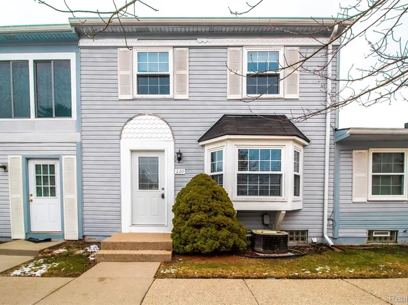 220 Aqueduct Dr #80, Walled Lake, MI 48390