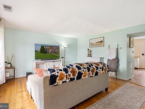 3rd image of 222 Parkside Dr