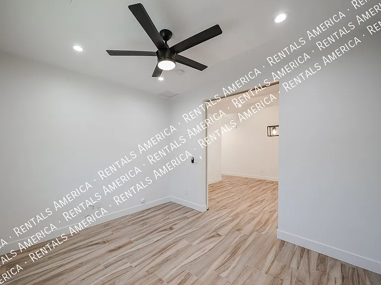 2418 E Amelia Ave — Photo 23