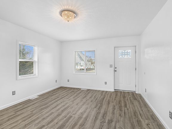 5th image of 305 E Berkley Ave