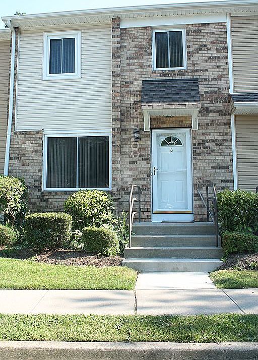 1st image of 6 Townhouse Dr