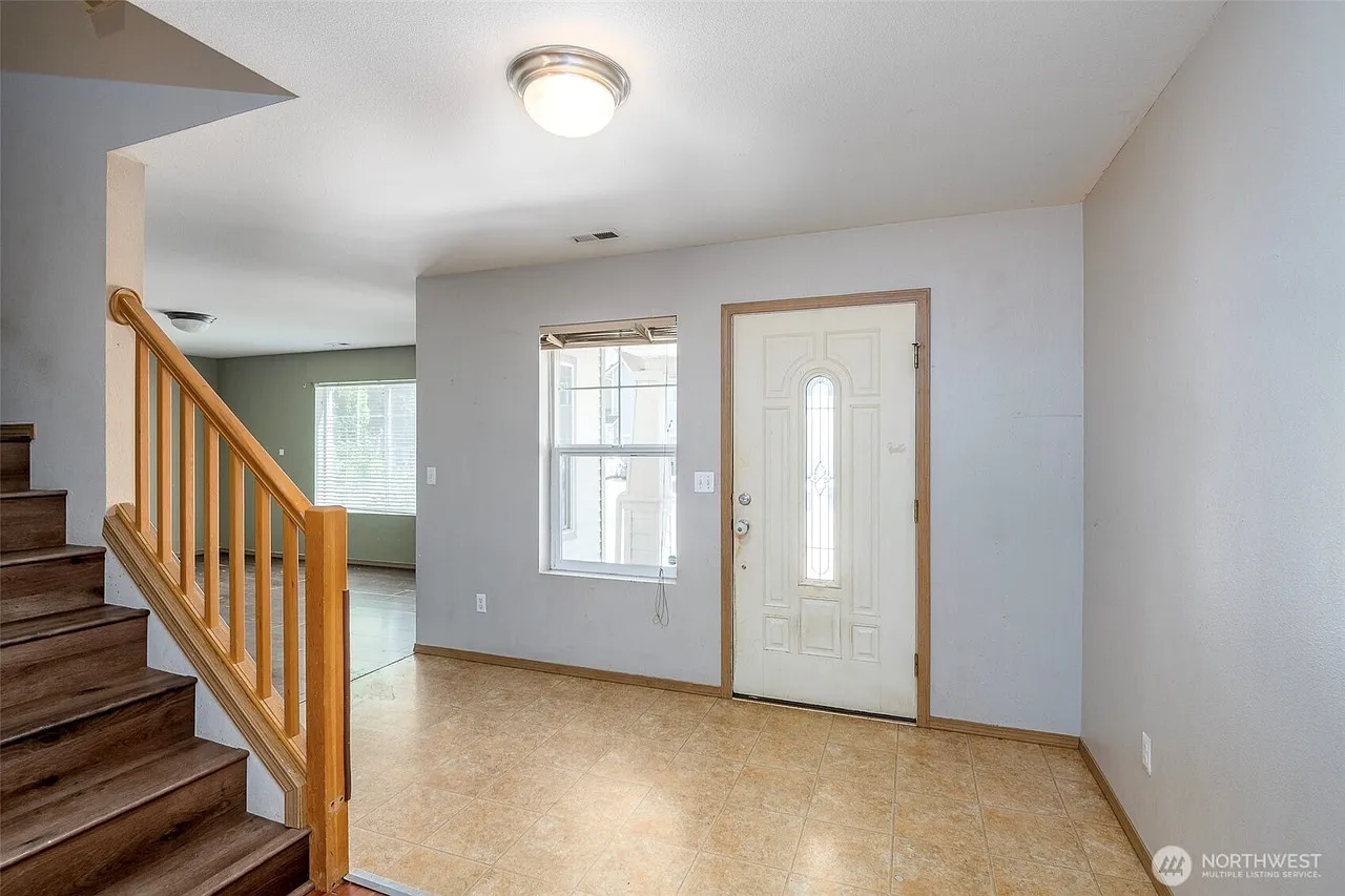 6 bed, 2.5 bath, 3236 sqft, $3,800 — Photo 2