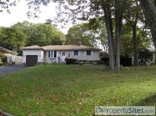 7 Robin Rd, Selden, NY 11784