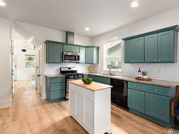 DO you not just LOVE this kitchen? Gas stove, granite countertops, butcherblock island, subway tile backsplash..... 