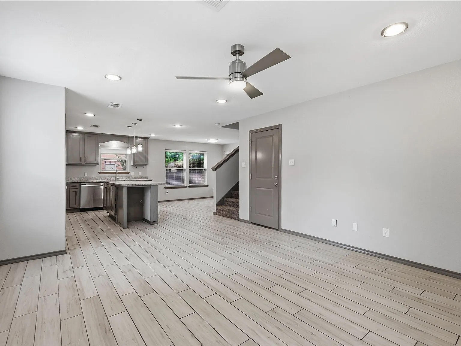 4 bed, 2.5 bath, 1896 sqft, $3,000 — Photo 3