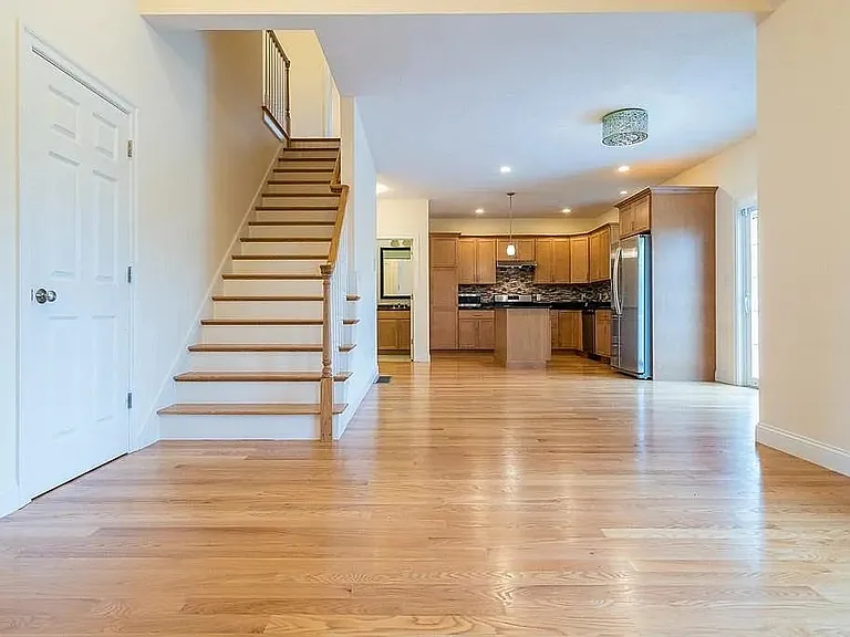 32 Empire Dr — Photo 6