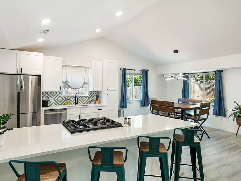 4800 Spring Meadow Cv — Photo 2