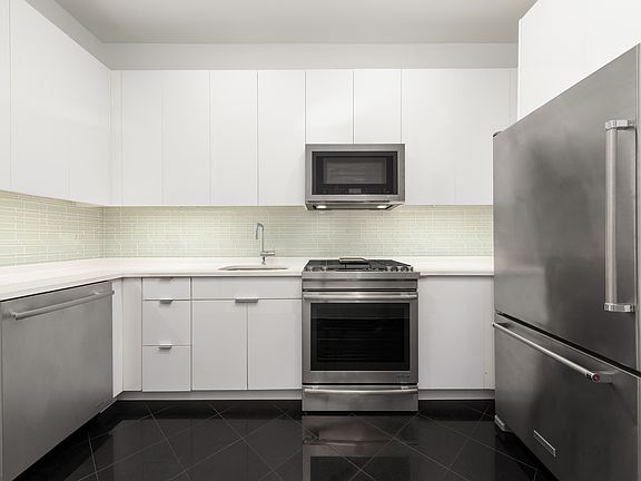 3rd image of 226 E 67th St