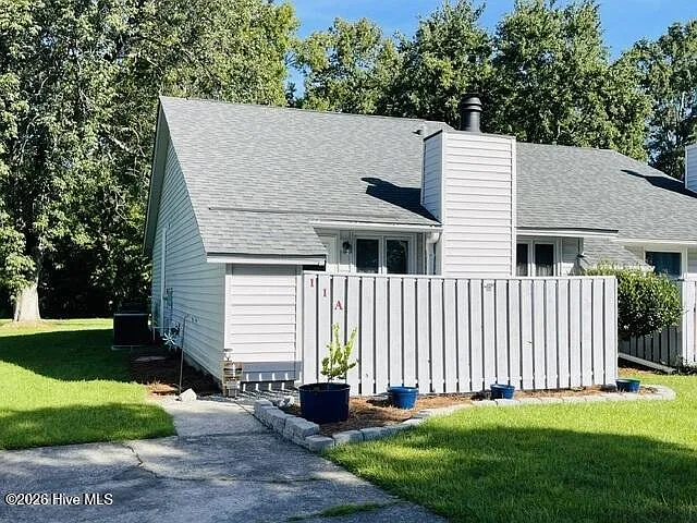 2 bed, 1.0 bath, $1,100 — Photo 2