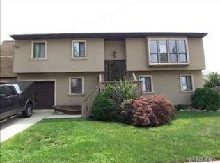 18 Hayes Rd, Amityville, NY 11701