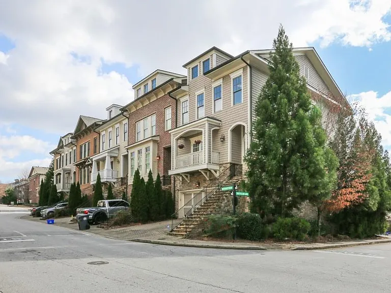 2114 W Village Xing SE — Photo 2