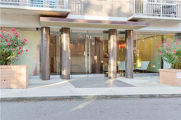 Sold by R New York | media 9