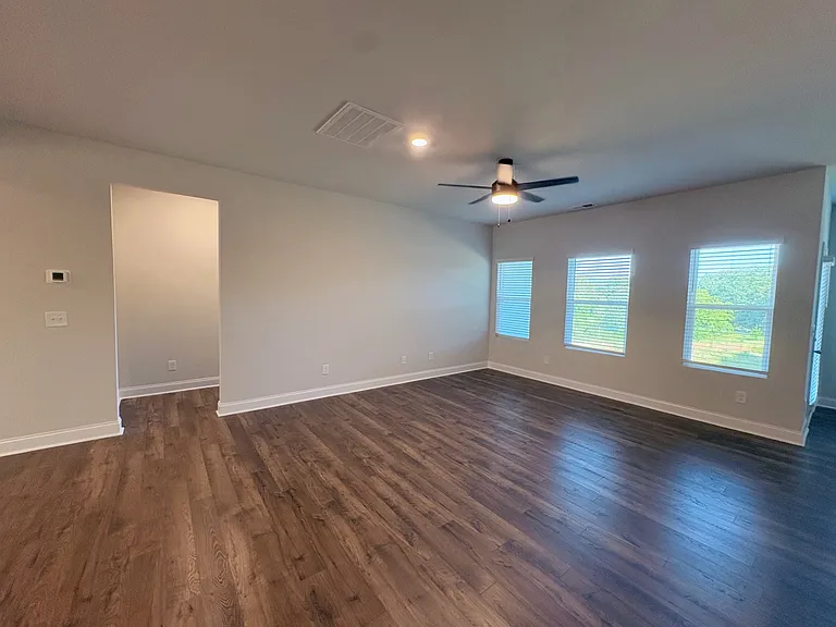 1038 Mapletree Ln — Photo 3