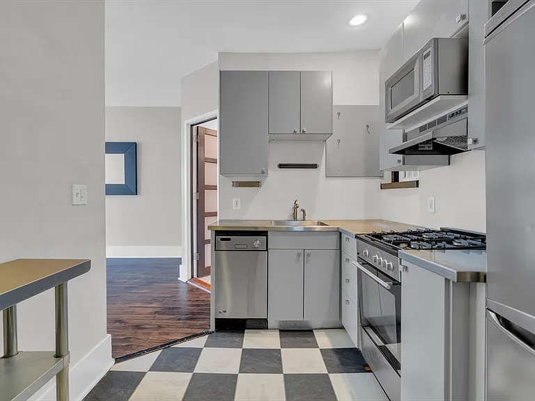 65 Burbank St #14 — Photo 6
