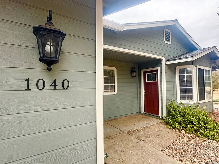 1040 Michael Ln — Photo 4