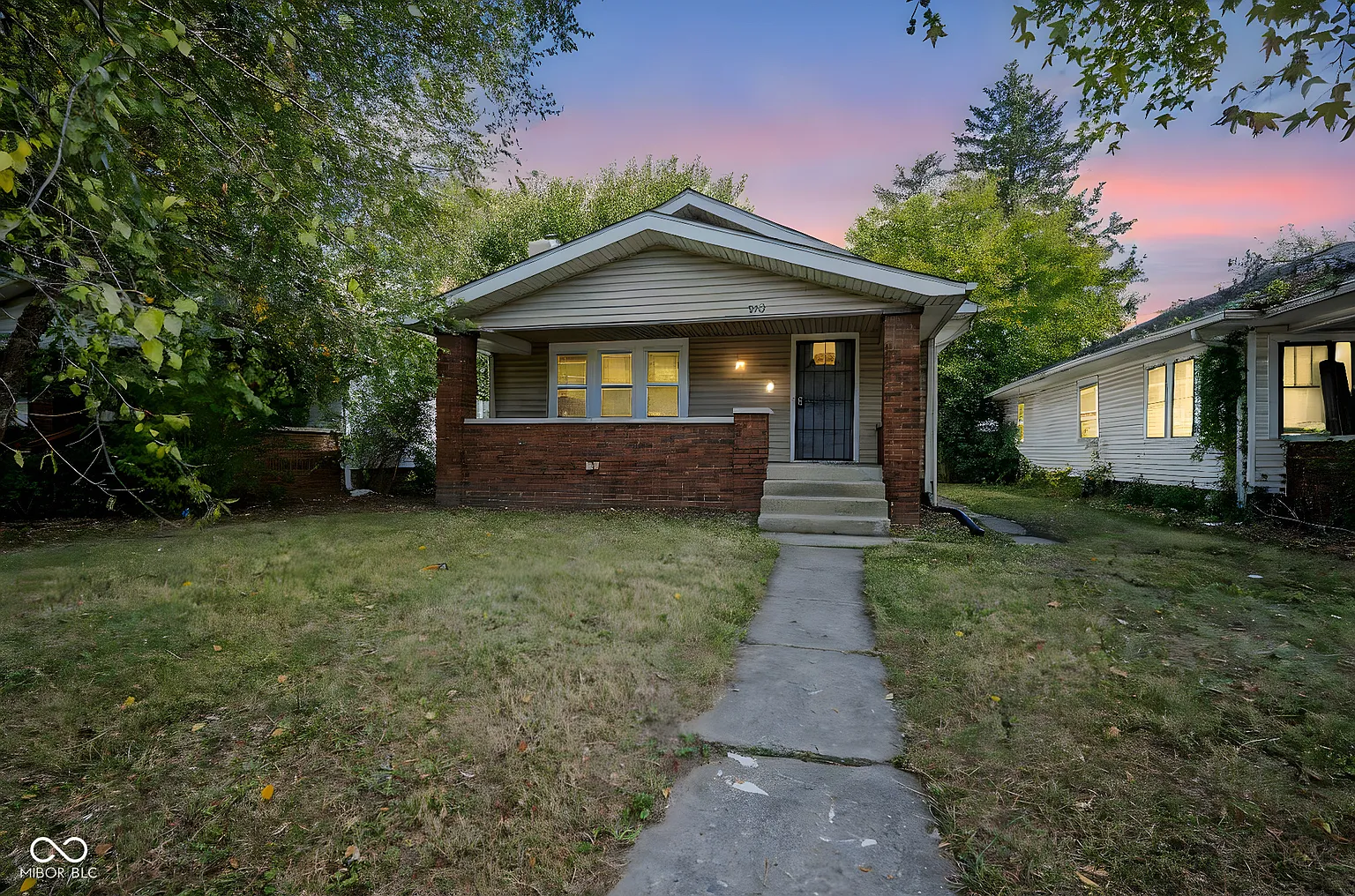 925 N Chester Ave photo 1