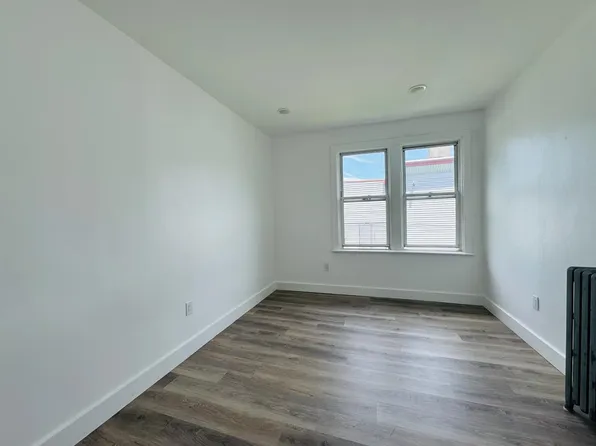 97 Woodlawn Avenue image 6 of 8