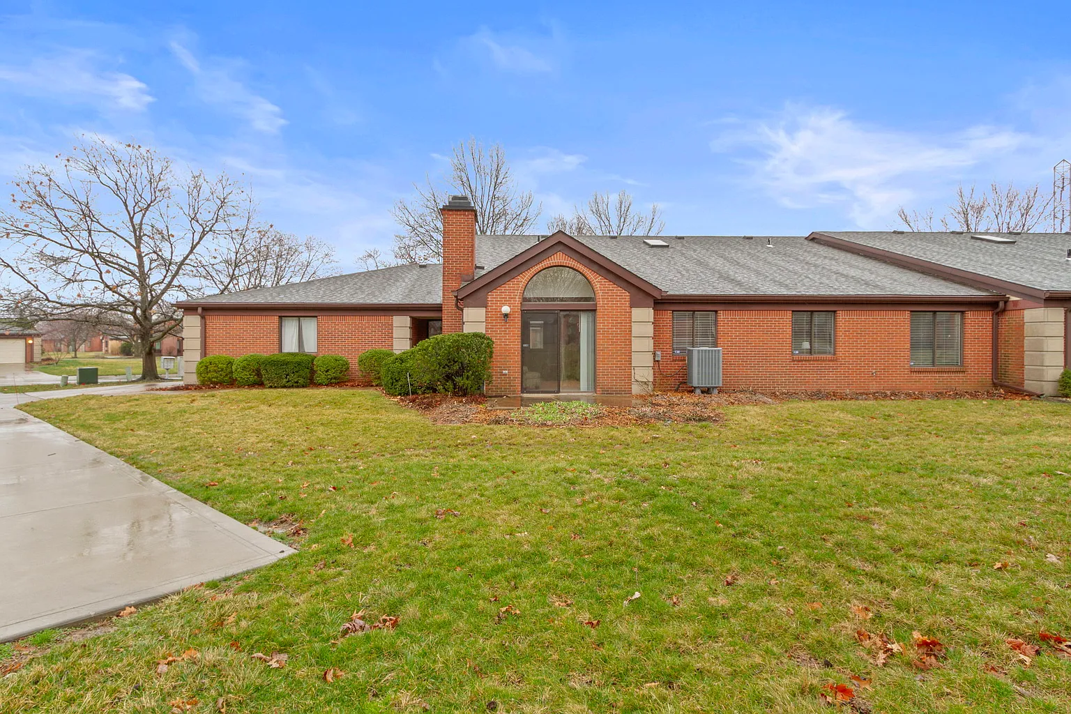 9212 Golden Oaks E photo 1