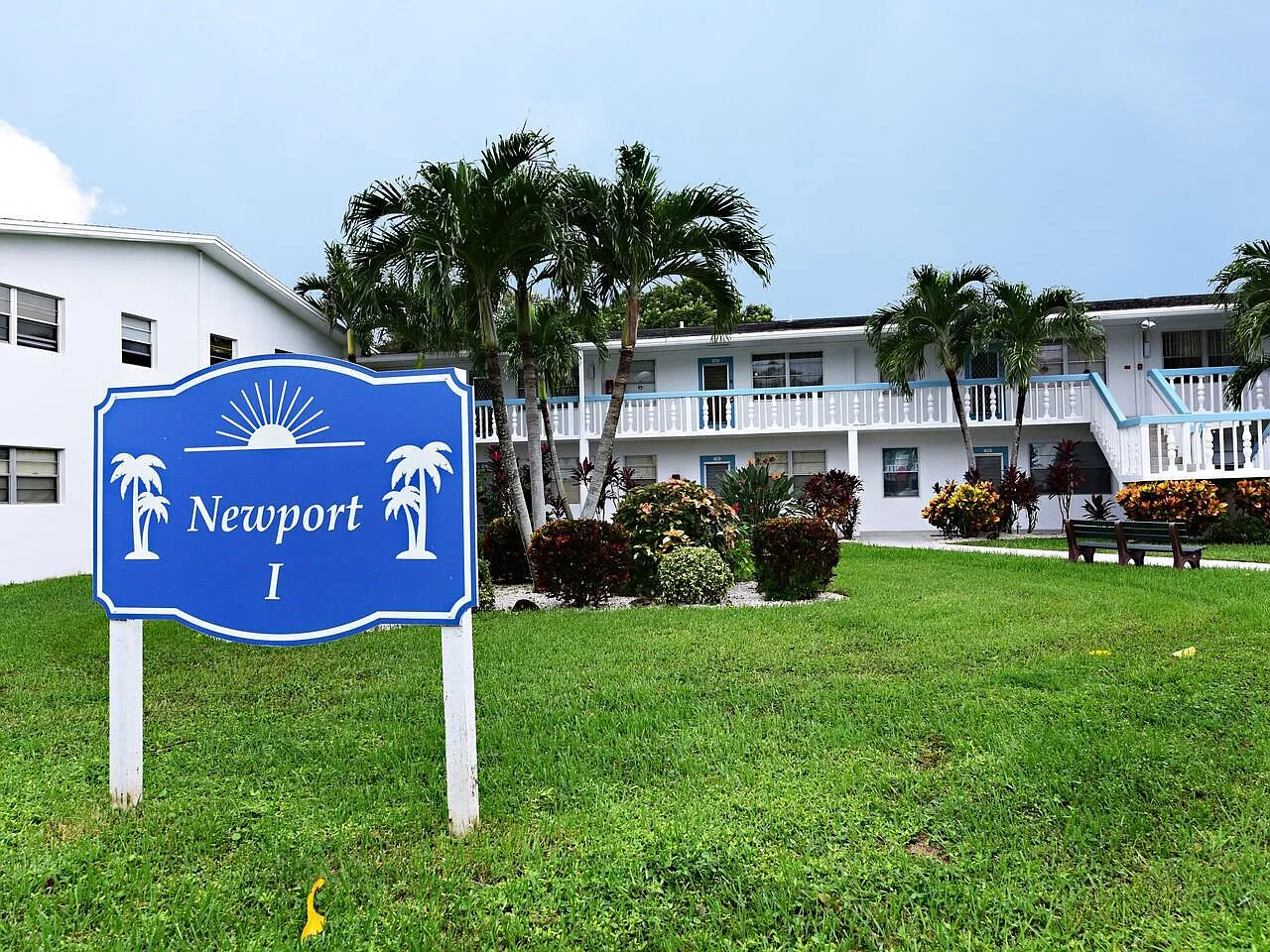 Newport I — Photo 1