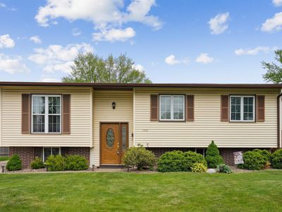1918 Bristol Dr, Bettendorf, IA, 52722