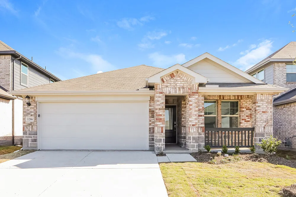 4 bed, 2.0 bath, 1989 sqft, $2,015 — Photo 1