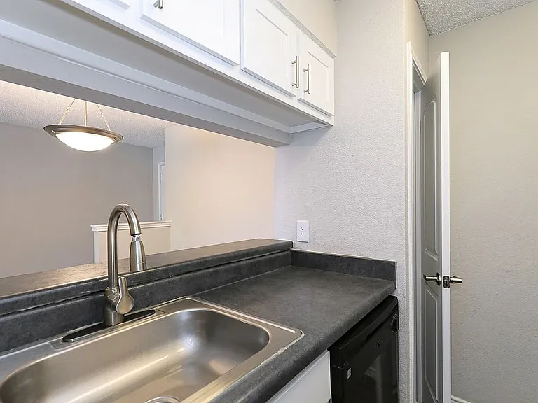 City Crest Apartments — Photo 40