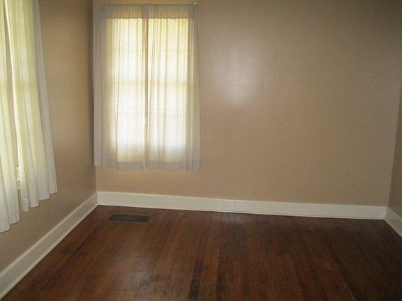 4th image of 304 N Caswell St