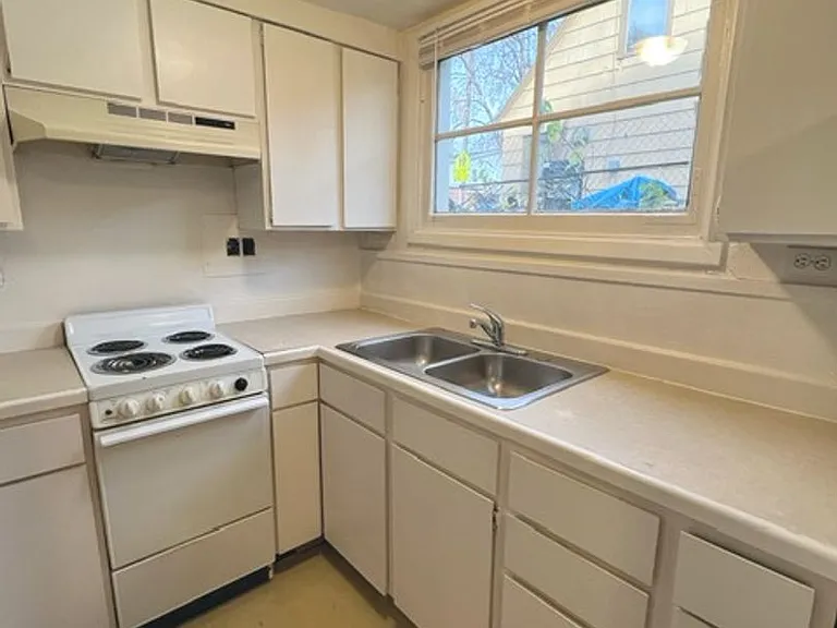 1335 Hyder St — Photo 17