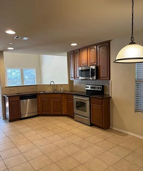 1123 Landon Ln — Photo 3