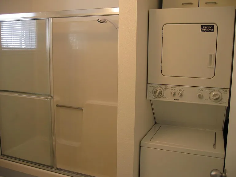 664 Vernon St — Photo 3