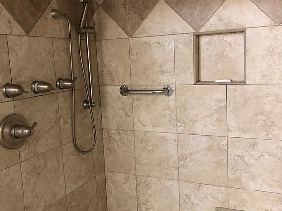 Master spa/shower w/seating