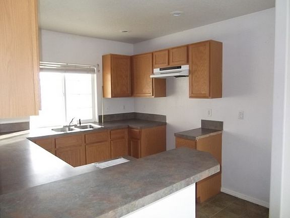 4th image of 908 Pikes Peak St