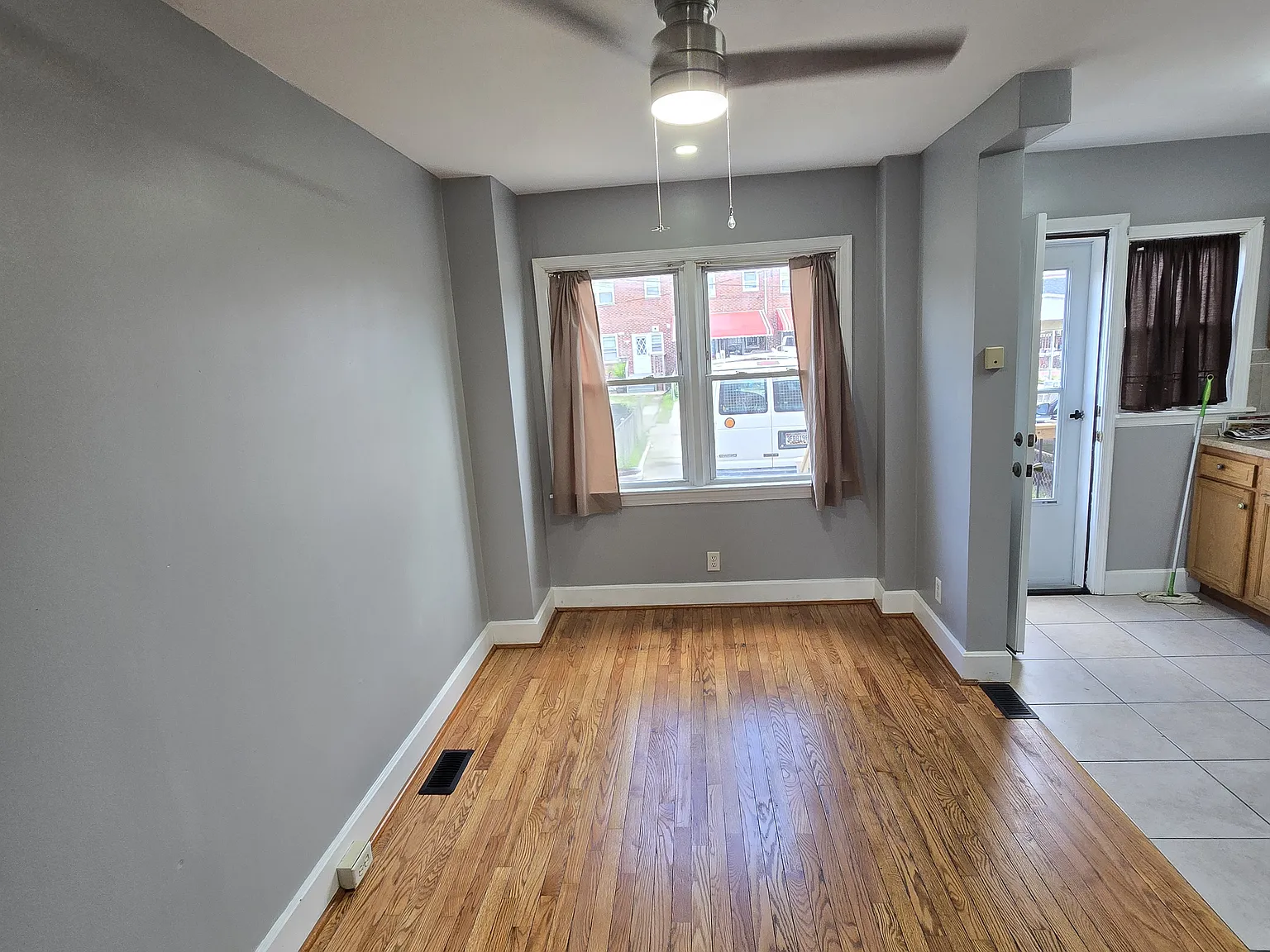 3 bed, 1.5 bath, 1200 sqft, $2,000 — Photo 3